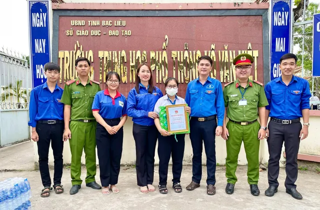 Trên đường đi thi về, thí sinh nhặt được ví tiền liền trả lại cho người mất - Ảnh 1.