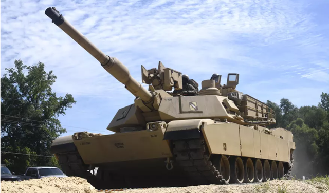 Ba Lan tiếp nhận lô 14 xe tăng Abrams đầu tiên do Mỹ cung cấp - Ảnh 1.