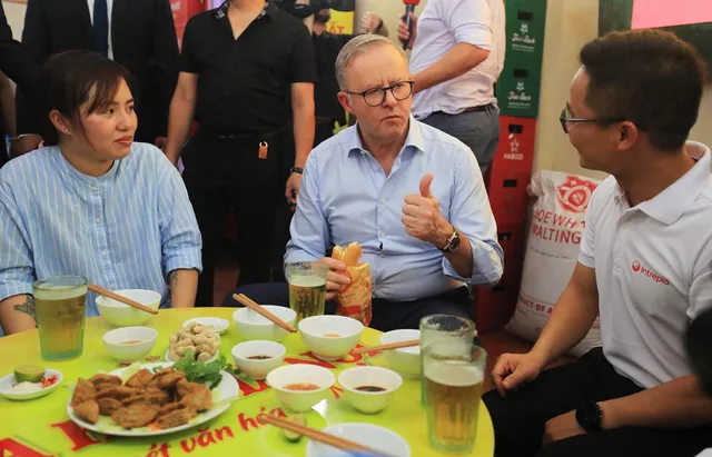 Thủ tướng Australia Anthony Albanese uống bia hơi, ăn bánh mì truyền thống Hà Nội - Ảnh 2.