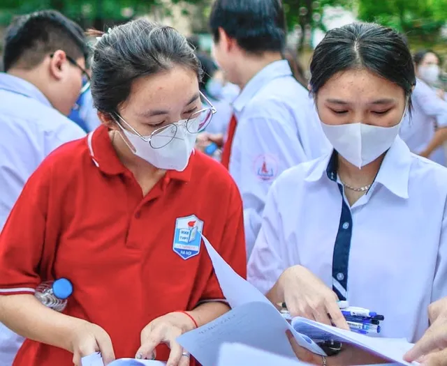 Những khoảnh khắc đẹp trong Kỳ thi tốt nghiệp THPT 2023 tại Hà Nội - Ảnh 12.
