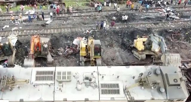 Sai sót đèn tín hiệu trong thảm họa đường sắt Ấn Độ - Ảnh 1.