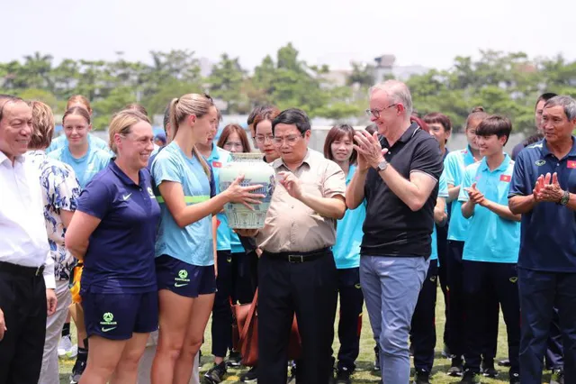 Thủ tướng Phạm Minh Chính cùng Thủ tướng Australia Anthony Albanese nhận áo đấu của ĐT nữ Việt Nam - Ảnh 3.