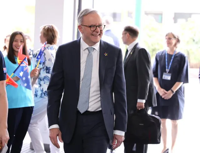 Thủ tướng Phạm Minh Chính cùng Thủ tướng Australia Anthony Albanese nhận áo đấu của ĐT nữ Việt Nam - Ảnh 2.