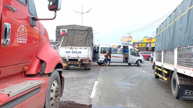 3 xe ôtô tông liên hoàn, đường dẫn cao tốc TP Hồ Chí Minh - Trung Lương ùn tắc kéo dài - Ảnh 1.