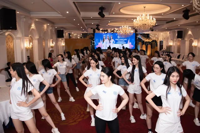 Thí sinh Miss World Vietnam 2023 sẵn sàng cho đêm diễn thời trang VBFF - Ảnh 1.