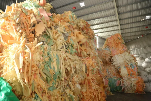 Phát hiện kho chứa khoảng 50 tấn rác thải công nghiệp không đúng quy định - Ảnh 2.