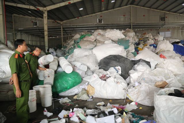 Phát hiện kho chứa khoảng 50 tấn rác thải công nghiệp không đúng quy định - Ảnh 1.
