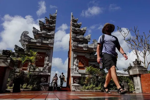 Bali cấm hoạt động du lịch tại các núi thiêng - Ảnh 1.