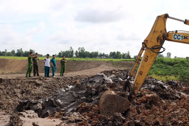 Kiên Giang: Bắt quả tang nhóm đối tượng khai thác khoáng sản trái phép - Ảnh 1.