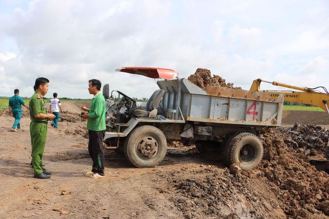 Kiên Giang: Bắt quả tang nhóm đối tượng khai thác khoáng sản trái phép - Ảnh 2.