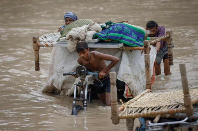 New Delhi sơ tán hàng trăm người vì nguy cơ lũ lụt sau mưa lớn kỷ lục - Ảnh 3.