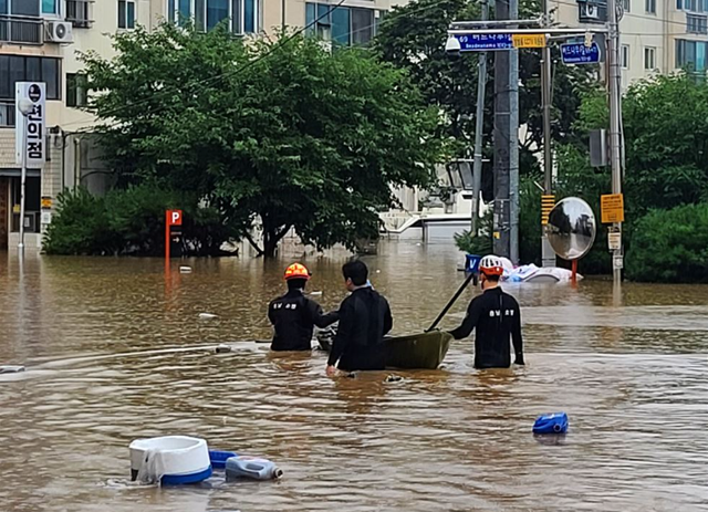 Mưa lũ khiến ít nhất 22 người tử vong, Hàn Quốc cảnh báo mưa bão mức cao nhất - Ảnh 3.