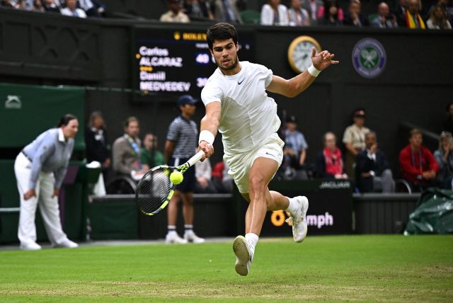 Djokovic đối đầu Alcaraz tại chung kết đơn nam Wimbledon - Ảnh 1.