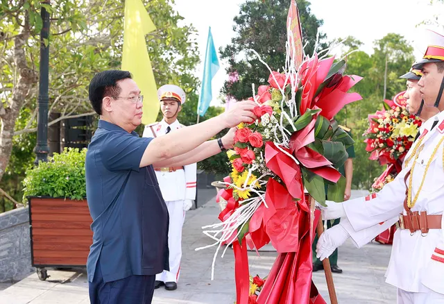 Chủ tịch Quốc hội Vương Đình Huệ tưởng niệm các anh hùng liệt sĩ tại Thừa Thiên - Huế - Ảnh 1.