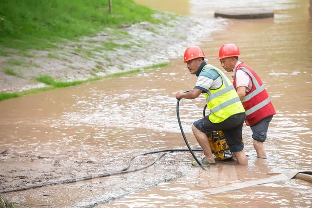 Trung Quốc phát cảnh báo đỏ về nguy cơ lũ quét do bão Talim - Ảnh 1.