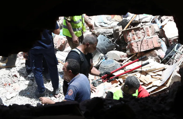 Sập tòa nhà ở Ai Cập khiến hàng chục người thương vong - Ảnh 2.
