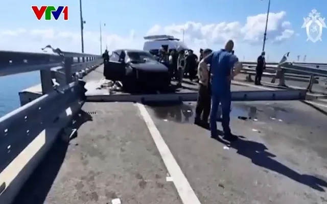 Cầu Crimea bị tấn công, ít nhất 2 người thiệt mạng - Ảnh 1.