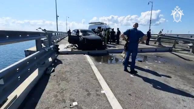 Cầu Crimea mở cửa trở lại một phần sau vụ tấn công - Ảnh 1.