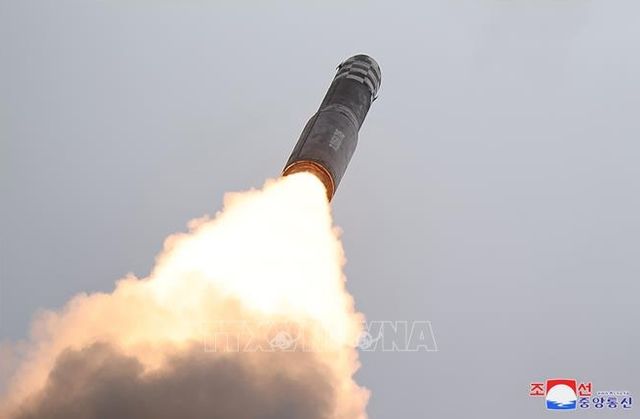 Triều Tiên phóng tên lửa đạn đạo về vùng biển phía Đông - Ảnh 1.