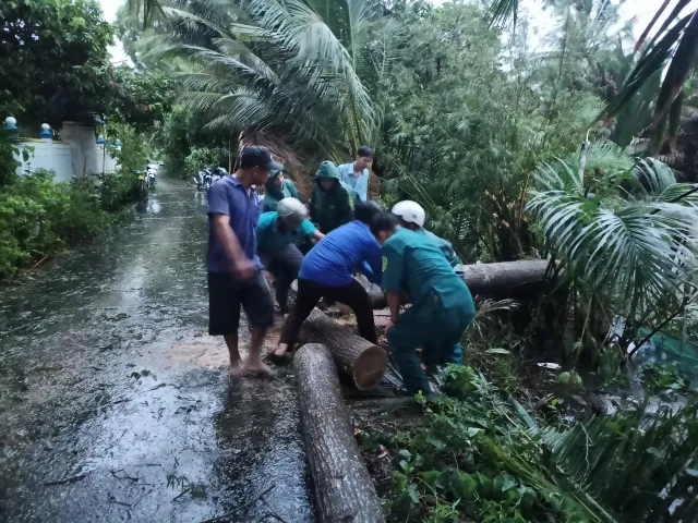 Kiên Giang: Gần 600 cán bộ, chiến sĩ hỗ trợ nhân dân khắc phục hậu quả thiên tai - Ảnh 1.