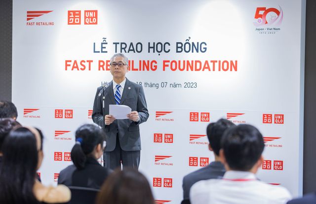 6 học sinh xuất sắc nhận học bổng bậc cử nhân của Fast Retailing Foundation - Ảnh 2.