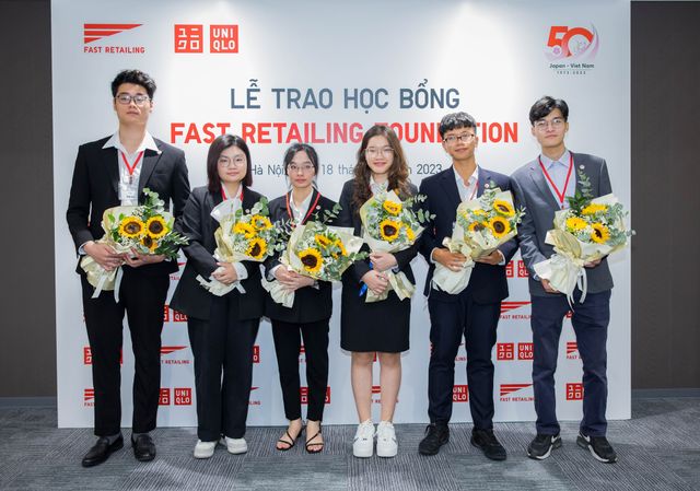 6 học sinh xuất sắc nhận học bổng bậc cử nhân của Fast Retailing Foundation - Ảnh 1.