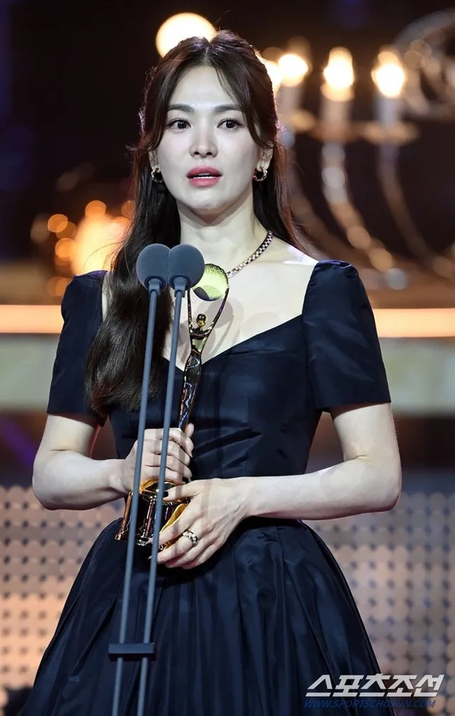 Song Hye Kyo thắng giải Daesang tại Blue Dragon Series Awards 2023 - Ảnh 1.