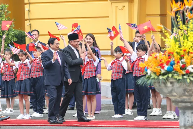 Thủ tướng chủ trì lễ đón Thủ tướng Malaysia thăm chính thức Việt Nam - Ảnh 4.