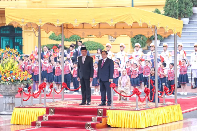 Thủ tướng chủ trì lễ đón Thủ tướng Malaysia thăm chính thức Việt Nam - Ảnh 3.