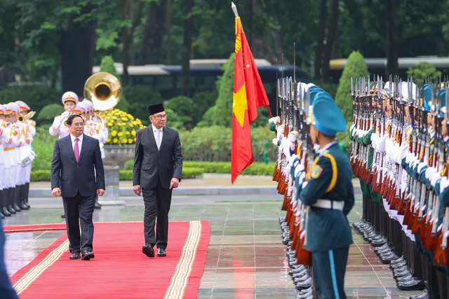Thủ tướng chủ trì lễ đón Thủ tướng Malaysia thăm chính thức Việt Nam - Ảnh 1.