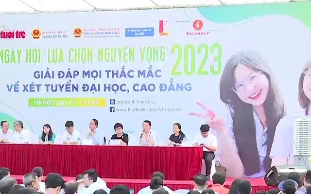 Thí sinh tìm kiếm cơ hội ngành nghề xét tuyển đại học 2023