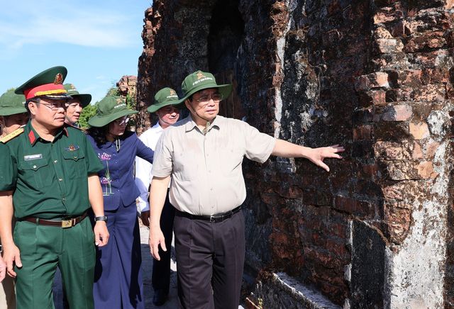 Thủ tướng viếng nghĩa trang liệt sĩ, thăm gia đình chính sách tại Thừa Thiên Huế và Quảng Trị - Ảnh 2.