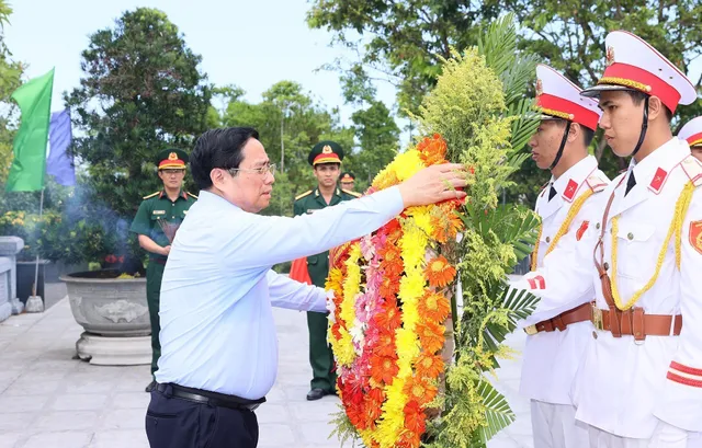 Thủ tướng viếng nghĩa trang liệt sĩ, thăm gia đình chính sách tại Thừa Thiên Huế và Quảng Trị - Ảnh 1.