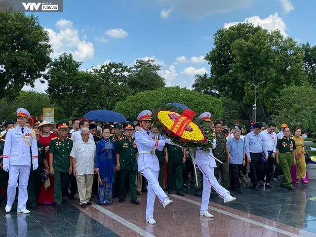 Lễ dâng hương kỷ niệm 76 năm ngày Thương binh Liệt sĩ 27/7 - Ảnh 2. Lễ dâng hương kỷ niệm 76 năm ngày Thương binh Liệt sĩ 27/7 - Ảnh 2.