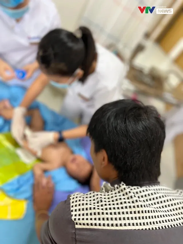 Ca đại phẫu cứu em bé Hmông bị dị tật không có hậu môn và những khoảnh khắc khó quên - Ảnh 3. Ca đại phẫu cứu em bé Hmông bị dị tật không có hậu môn và những khoảnh khắc khó quên - Ảnh 3.