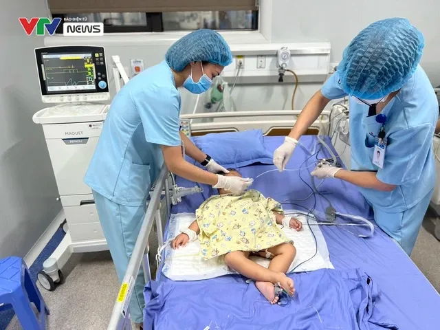 Ca đại phẫu cứu em bé Hmông bị dị tật không có hậu môn và những khoảnh khắc khó quên - Ảnh 9. Ca đại phẫu cứu em bé Hmông bị dị tật không có hậu môn và những khoảnh khắc khó quên - Ảnh 9.