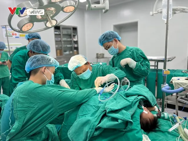Ca đại phẫu cứu em bé Hmông bị dị tật không có hậu môn và những khoảnh khắc khó quên - Ảnh 6. Ca đại phẫu cứu em bé Hmông bị dị tật không có hậu môn và những khoảnh khắc khó quên - Ảnh 6.