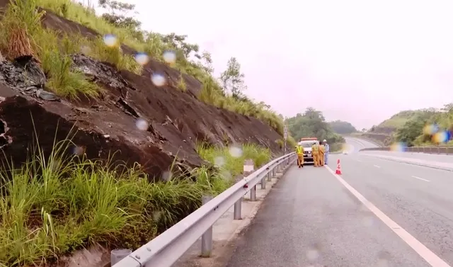 Nhanh chóng khắc phục điểm sạt lở trên cao tốc Nội Bài - Lào Cai - Ảnh 1.