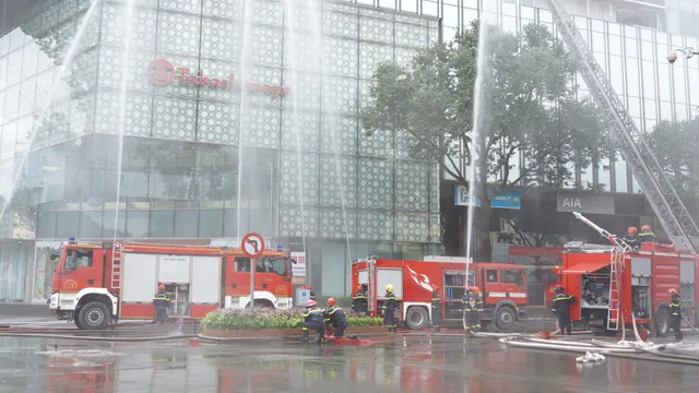 TP Hồ Chí Minh: Gần 10.000 người diễn tập chữa cháy ở tòa nhà siêu cao tầng - Ảnh 7. TP Hồ Chí Minh: Gần 10.000 người diễn tập chữa cháy ở tòa nhà siêu cao tầng - Ảnh 7.