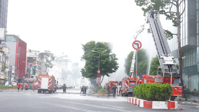 TP Hồ Chí Minh: Gần 10.000 người diễn tập chữa cháy ở tòa nhà siêu cao tầng - Ảnh 6. TP Hồ Chí Minh: Gần 10.000 người diễn tập chữa cháy ở tòa nhà siêu cao tầng - Ảnh 6.
