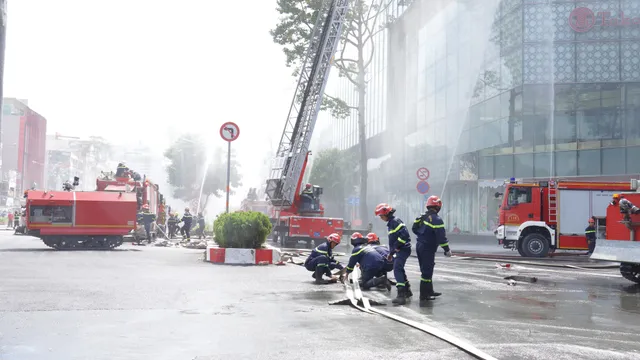 TP Hồ Chí Minh: Gần 10.000 người diễn tập chữa cháy ở tòa nhà siêu cao tầng - Ảnh 8. TP Hồ Chí Minh: Gần 10.000 người diễn tập chữa cháy ở tòa nhà siêu cao tầng - Ảnh 8.