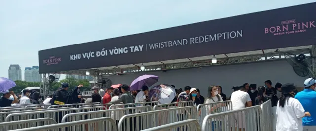 Ngày đầu đổi vòng tay concert BLACKPINK: Nắng nóng gay gắt không bằng sức nóng tại SVĐ Mỹ Đình - Ảnh 2.