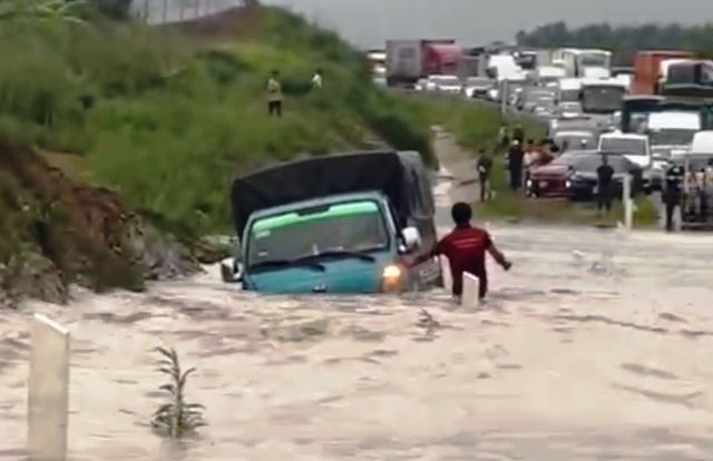 Cao tốc Phan Thiết - Dầu Giây bị ngập nước: Kiểm điểm trách nhiệm tập thể, cá nhân - Ảnh 1.