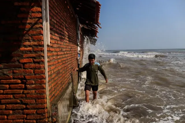Cuộc sống ở ngôi làng Indonesia đang chìm dần xuống biển - Ảnh 2.
