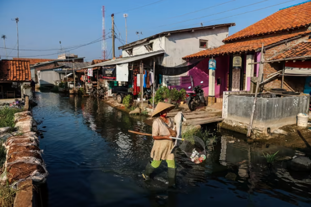 Cuộc sống ở ngôi làng Indonesia đang chìm dần xuống biển - Ảnh 6.