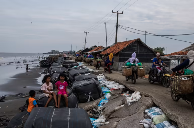 Cuộc sống ở ngôi làng Indonesia đang chìm dần xuống biển - Ảnh 3.