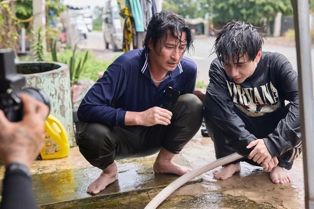 Huy Khánh - Quang Hùng MasterD lội bùn, hái sen cả ngày được trả lương 20 ngàn đồng  - Ảnh 3.