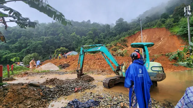 Sạt lở đèo Bảo Lộc, 3 chiến sĩ và một người dân bị vùi lấp - Ảnh 3.