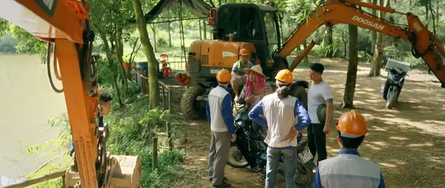 Làng trong phố - Tập 1: Mất ao cá, Mến - Hiếu đau đầu tìm kế sinh nhai - Ảnh 1.