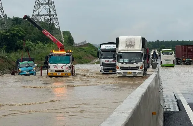 Tìm giải pháp khắc phục ngập trên cao tốc Dầu Giây - Phan Thiết - Ảnh 1.